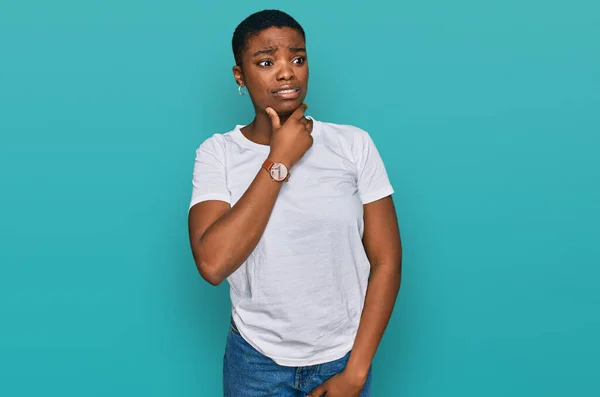 Mladá Afroameričanka Neformální Bílé Košili Přemýšlí Nad Otázkou Znepokojená Nervózní — Stock fotografie