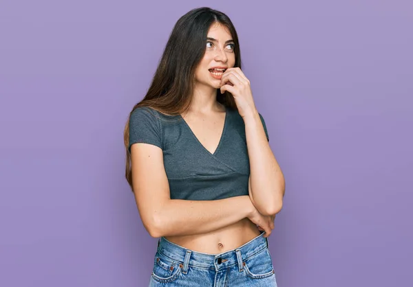 Giovane Bella Ragazza Adolescente Indossa Casual Crop Top Shirt Cercando — Foto Stock