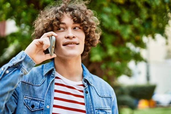 Mladý Hispánec Mluví Telefonu Parku — Stock fotografie