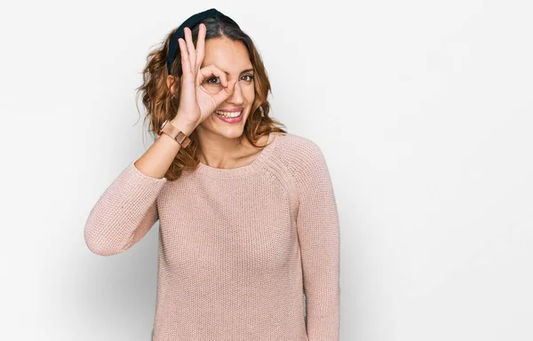 Mooie Jonge Blanke Vrouw Dragen Casual Trui Doet Gebaar Met — Stockfoto