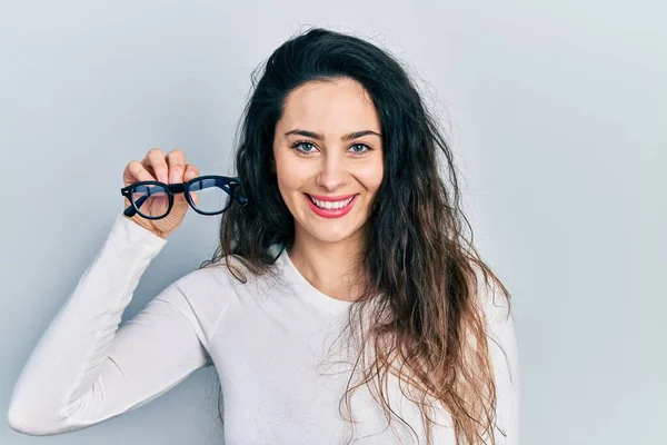 Joven Mujer Hispana Sosteniendo Gafas Con Aspecto Positivo Feliz Pie — Foto de Stock