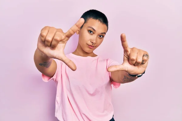 Mulher Hispânica Bonita Com Cabelo Curto Vestindo Camisa Casual Rosa — Fotografia de Stock