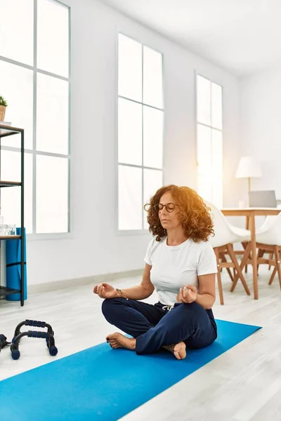 Olgun Spanyol Kadın Evdeki Oturma Odasında Yoga Meditasyonu Yapıyor — Stok fotoğraf