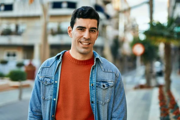 Jovem Hispânico Sorrindo Feliz Cidade — Fotografia de Stock