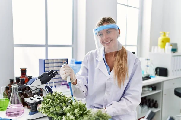 Giovane Donna Bionda Con Uniforme Scienziato Che Lavora Laboratorio — Foto Stock