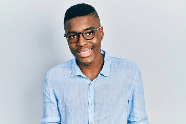 Junger Afrikanisch Amerikanischer Mann Lässiger Kleidung Und Brille Mit Einem — Stockfoto