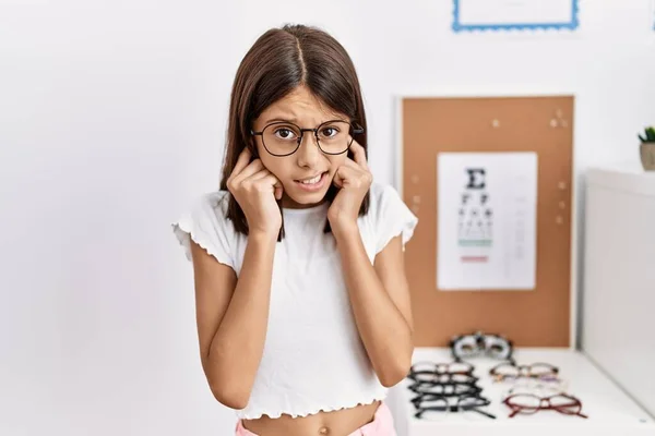 Ung Latinamerikansk Flicka Bär Glasögon Täcker Öronen Med Fingrar Med — Stockfoto