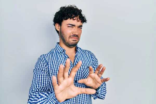 Jonge Latijns Amerikaanse Man Met Casual Kleding Walgelijke Uitdrukking Ontevreden — Stockfoto