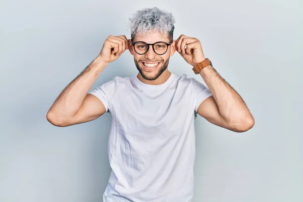 Joven Hombre Hispano Con Pelo Teñido Moderno Con Camiseta Blanca —  Fotos de Stock