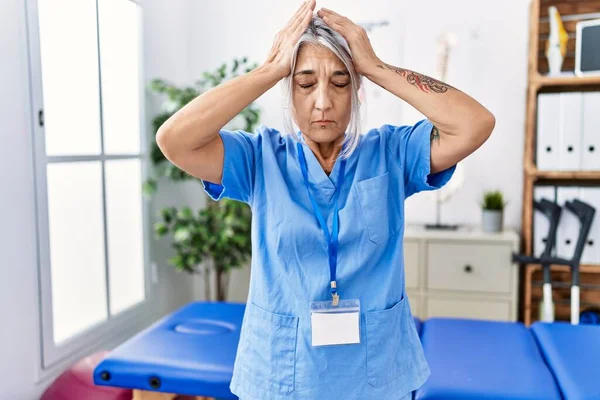 Medelålders Gråhårig Kvinna Bär Sjukgymnast Uniform Läkarmottagningen Lider Huvudvärk Desperat — Stockfoto