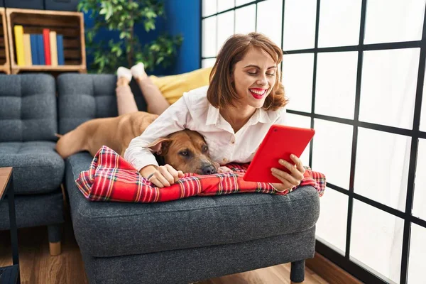 Jovem Caucasiana Usando Touchpad Deitado Sofá Com Cão Casa — Fotografia de Stock