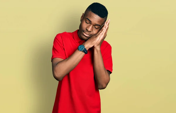 Jovem Afro Americano Vestindo Casual Camiseta Vermelha Dormindo Cansado Sonhando — Fotografia de Stock
