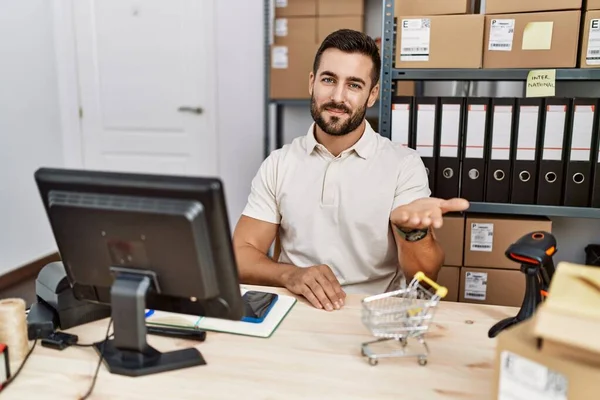 Schöner Hispanischer Mann Der Einem Kleinen Geschäft Arbeitet Und Fröhlich — Stockfoto