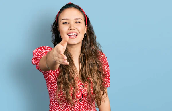 カジュアルな服を着た若いヒスパニック系の女の子が挨拶や歓迎として握手を提供笑顔 成功したビジネス — ストック写真