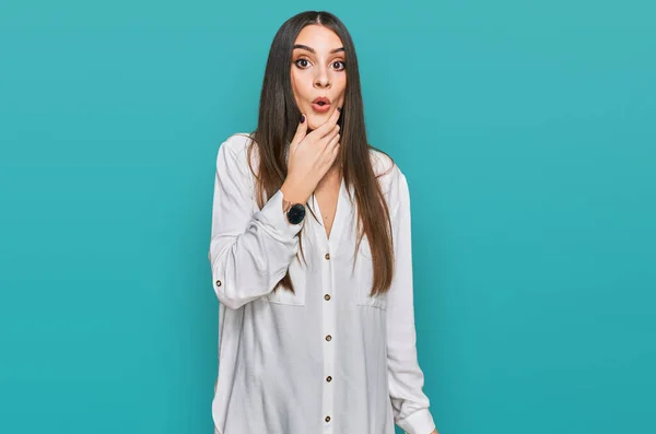 Jonge Mooie Vrouw Dragen Casual Wit Shirt Kijken Gefascineerd Door — Stockfoto