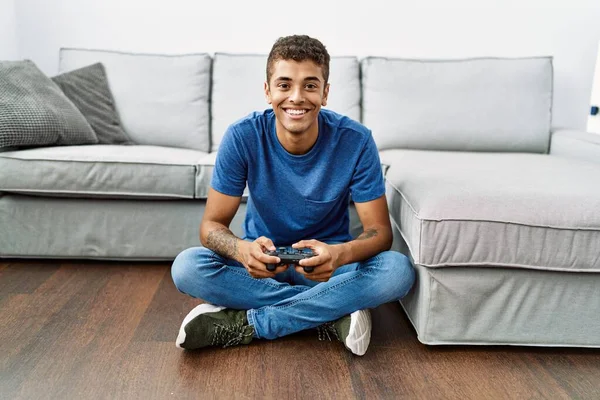 Jovem Homem Hispânico Bonito Jogando Videogame Sentado Junto Sofá Olhando — Fotografia de Stock