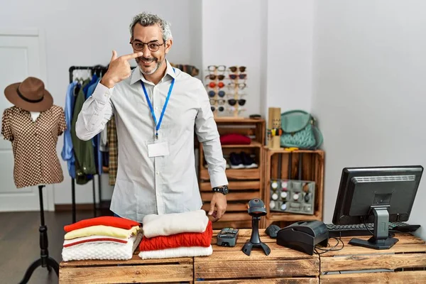 Középkorú Spanyol Férfi Aki Üzletvezetőként Dolgozik Kiskereskedelmi Üzletben Ujjal Mutogatva — Stock Fotó