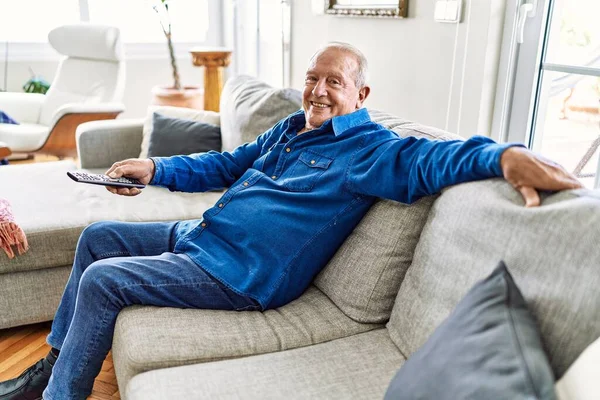 Starší Muž Šedivými Vlasy Sedí Pohovce Obývacím Pokoji Svého Domu — Stock fotografie