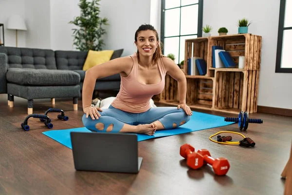 Giovane Donna Sorridente Fiducioso Avendo Classe Stretching Online Casa — Foto Stock