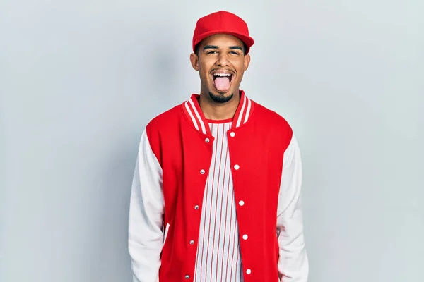 Junger Afrikanisch Amerikanischer Mann Baseball Uniform Streckt Die Zunge Fröhlich — Stockfoto