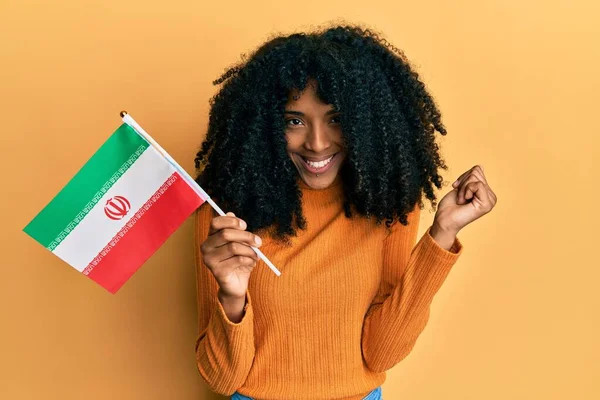Африканская Американка Афроволосами Держа Флаг Курдистана Гордо Кричит Празднуя Победу — стоковое фото