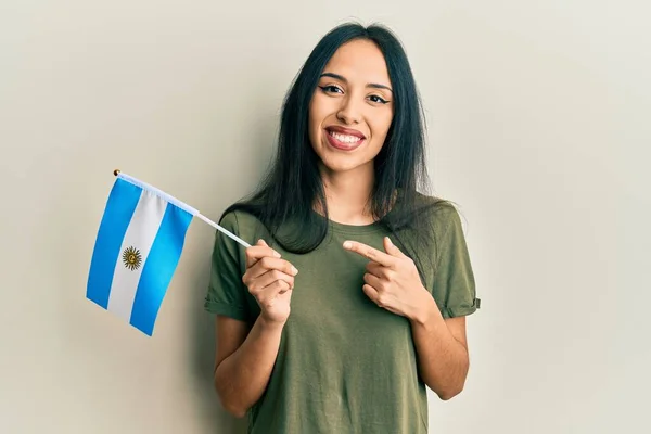 Jong Hispanic Meisje Houden Argentina Vlag Glimlachen Gelukkig Wijzend Met — Stockfoto