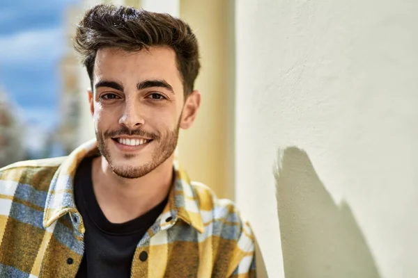 Bello Ispanico Uomo Sorridente Felice Fiducioso Città — Foto Stock