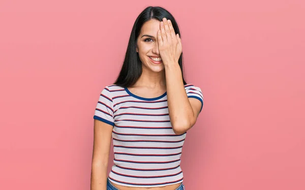Menina Hispânica Jovem Vestindo Shirt Listrada Casual Cobrindo Olho Com — Fotografia de Stock