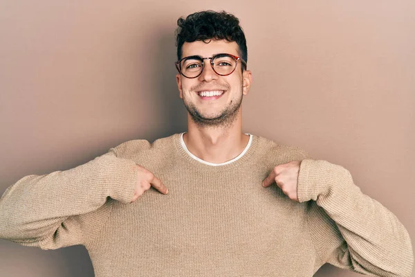 Jovem Hispânico Vestindo Roupas Casuais Óculos Olhando Confiante Com Sorriso — Fotografia de Stock