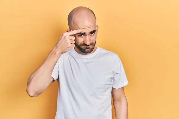 Joven Calvo Vistiendo Una Camiseta Blanca Casual Señalando Infeliz Espinilla — Foto de Stock