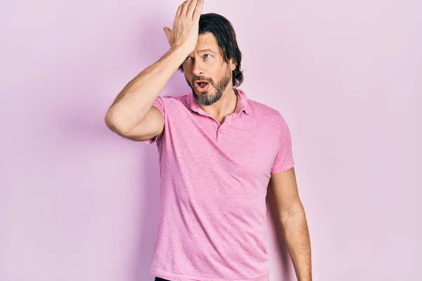 Hombre Caucásico Mediana Edad Que Usa Una Camiseta Blanca Casual —  Fotos de Stock