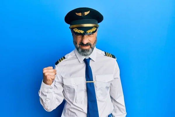 Mann Mittleren Alters Mit Bart Und Grauen Haaren Flugzeugpilotenuniform Wütend — Stockfoto