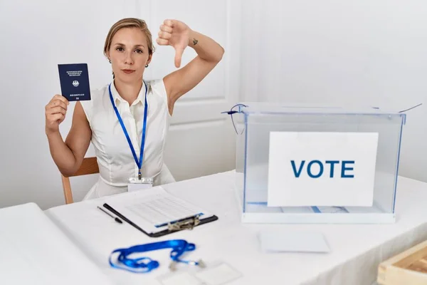 Mujer Rubia Joven Las Elecciones Campaña Política Celebración Pasaporte Alemania — Foto de Stock