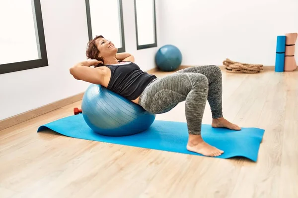 Mujer Deportiva Hispana Mediana Edad Sonriendo Feliz Entrenamiento Con Pelota —  Fotos de Stock