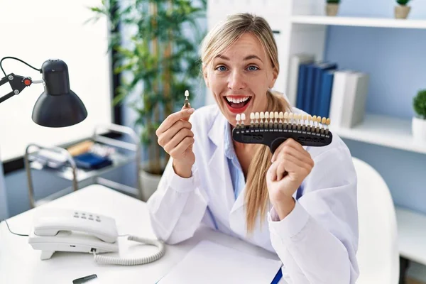 Hermosa Mujer Dentista Comparando Los Dientes Blanqueamiento Sonriendo Riendo Duro — Foto de Stock