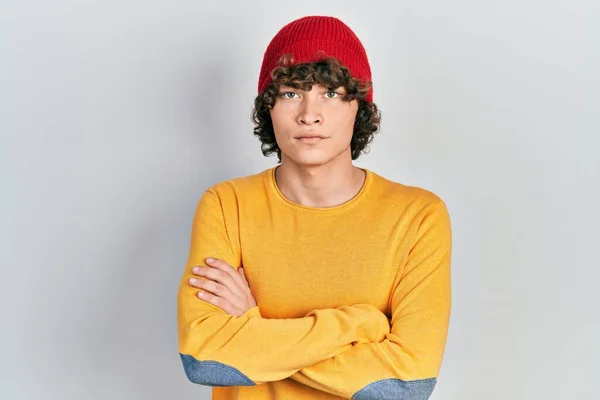 Όμορφος Νεαρός Άνδρας Που Φοράει Μάλλινο Καπέλο Σκεπτικός Και Νευρικός — Φωτογραφία Αρχείου