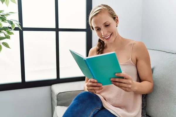 Genç Beyaz Kadın Kitap Okuyor Evdeki Kanepede Oturuyor — Stok fotoğraf