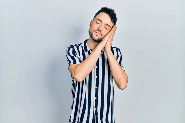 Jonge Latijns Amerikaanse Man Draagt Casual Kleding Slapen Moe Dromen — Stockfoto