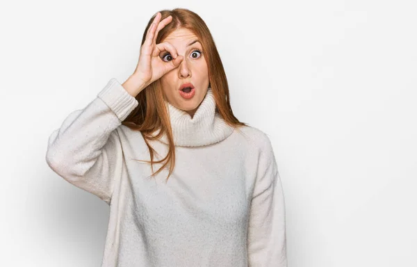 Giovane Donna Irlandese Indossa Maglione Invernale Casual Facendo Gesto Scioccato — Foto Stock