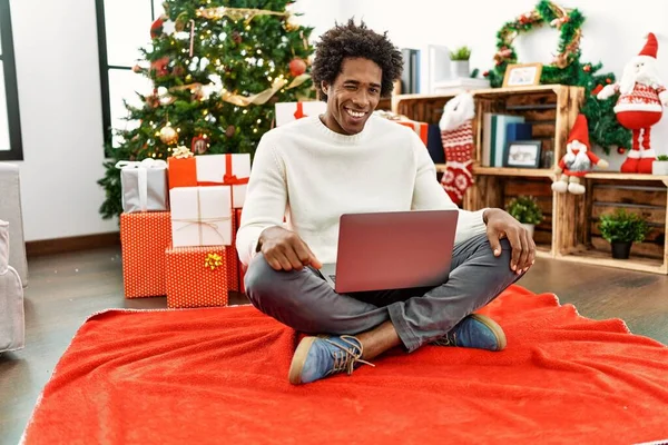 Молодий Афроамериканець Який Сидить Допомогою Ноутбука Виглядає Позитивним Щасливим Усміхається — стокове фото