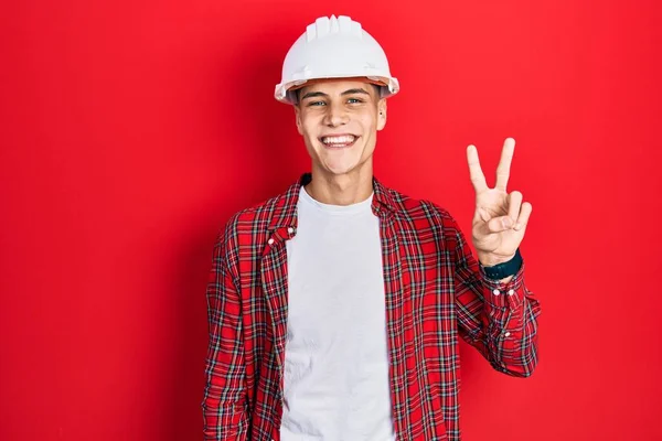 Joven Hombre Hispano Usando Arquitecto Hardhat Sonriendo Con Cara Feliz — Foto de Stock