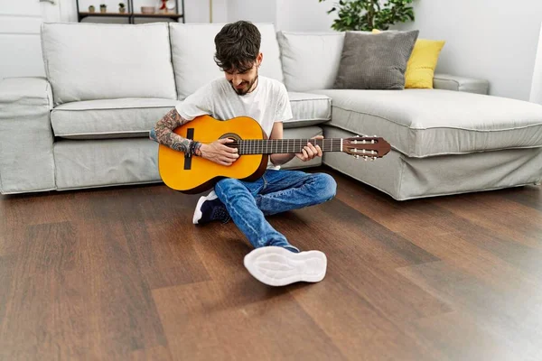 Jovem Hispânico Tocando Guitarra Clássica Sentado Chão Casa — Fotografia de Stock