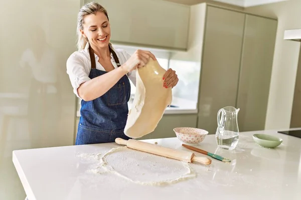 Ung Blond Kvinna Ler Säkert Göra Pizza Deg Med Händerna — Stockfoto