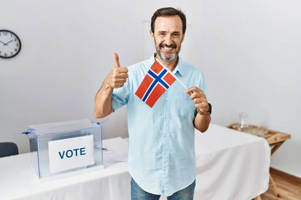 Мужчина Среднего Возраста Бородой Выборах Политическую Кампанию Держит Флаг Норвегии — стоковое фото