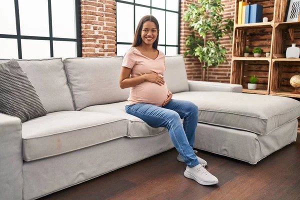 Jong Latin Vrouw Zwanger Glimlachen Zelfverzekerd Zitten Bank Thuis — Stockfoto