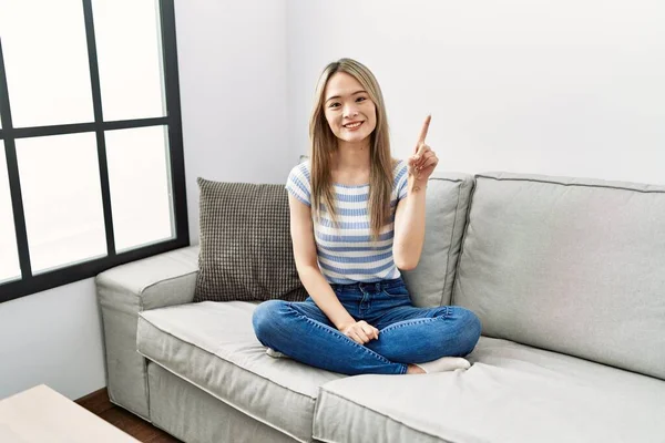 Asiatique Jeune Femme Assis Sur Canapé Maison Montrant Pointant Vers — Photo