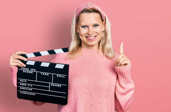 Joven Mujer Caucásica Sosteniendo Video Película Clapboard Sonriendo Con Una — Foto de Stock