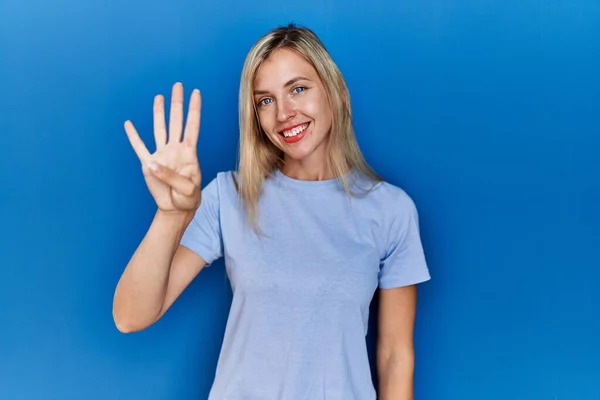 Mooie Blonde Vrouw Dragen Casual Shirt Blauwe Achtergrond Tonen Wijzen — Stockfoto