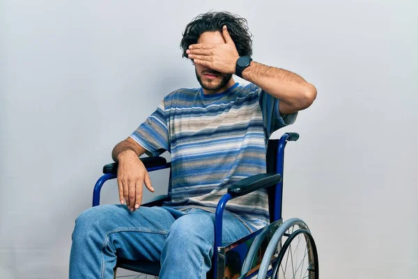 Tekerlekli Sandalyede Oturan Yakışıklı Spanyol Elleriyle Gözlerini Kapatıyor Ciddi Üzgün — Stok fotoğraf