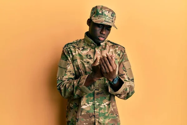 若いアフリカ系アメリカ人の男性は手や指に軍服を着て痛み 関節炎の炎症 — ストック写真